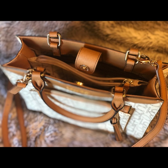 Calvin Klein Crossbody small tote - Picture 3 of 3